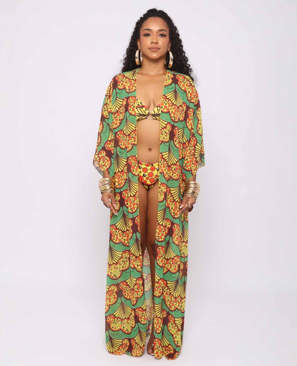 Kimono Imary – prenda de playa afro larga con estampado kente en tonos cálidos, mangas amplias y cintura ajustable, diseñado por Ibeyis en Cartagena