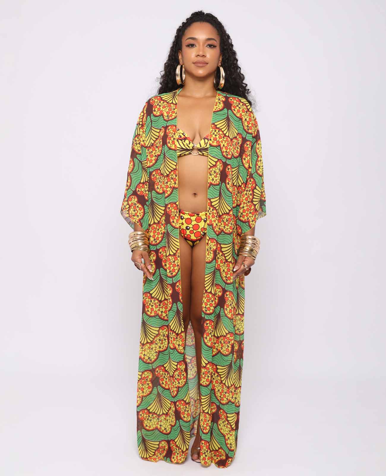 Kimono Imary – prenda de playa afro larga con estampado kente en tonos cálidos, mangas amplias y cintura ajustable, diseñado por Ibeyis en Cartagena