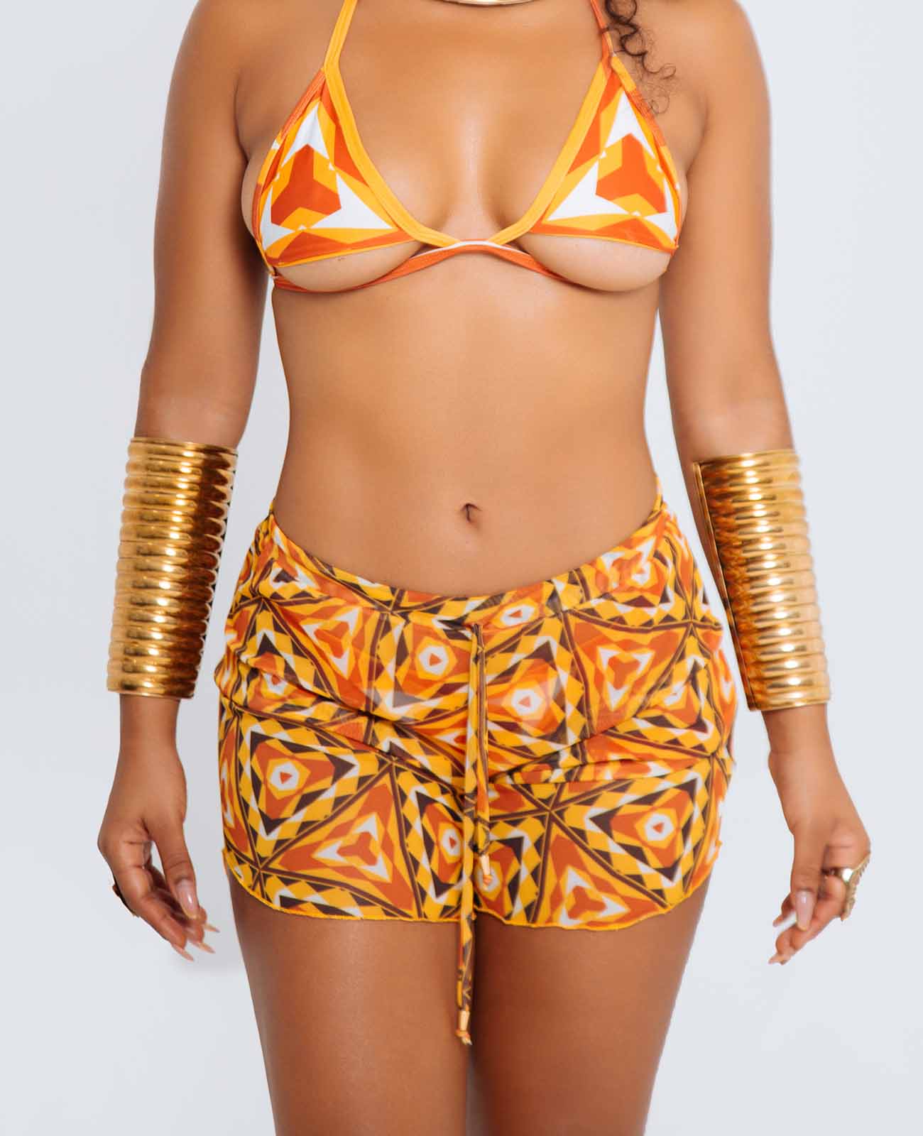 Short Ori – short de playa afro corto con estampado kente en tonos cálidos, cintura elástica y corte recto, diseñado por Ibeyis en Cartagena