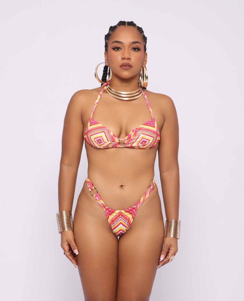 Aisha – bikini dos piezas afro con top bandeau y braguita media, estampado kente en tonos cálidos, diseñado por Ibeyis en Cartagena