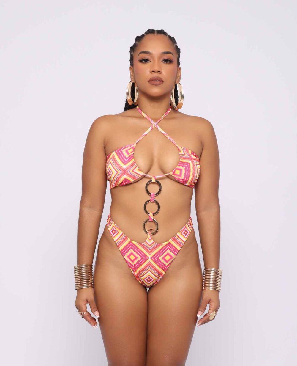 Atisha – bikini dos piezas afro con top bandeau y braguita media, estampado kente en tonos cálidos, diseñado por Ibeyis en Cartagena