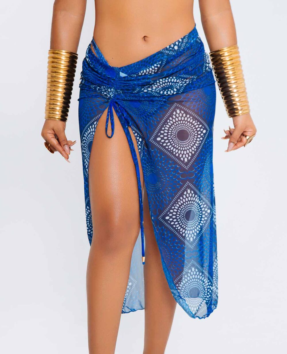 Falda Assi larga – prenda afro de playa con estampado kente en tonos cálidos, cintura elástica y corte fluido hasta el tobillo, diseñada por Ibeyis en Cartagena