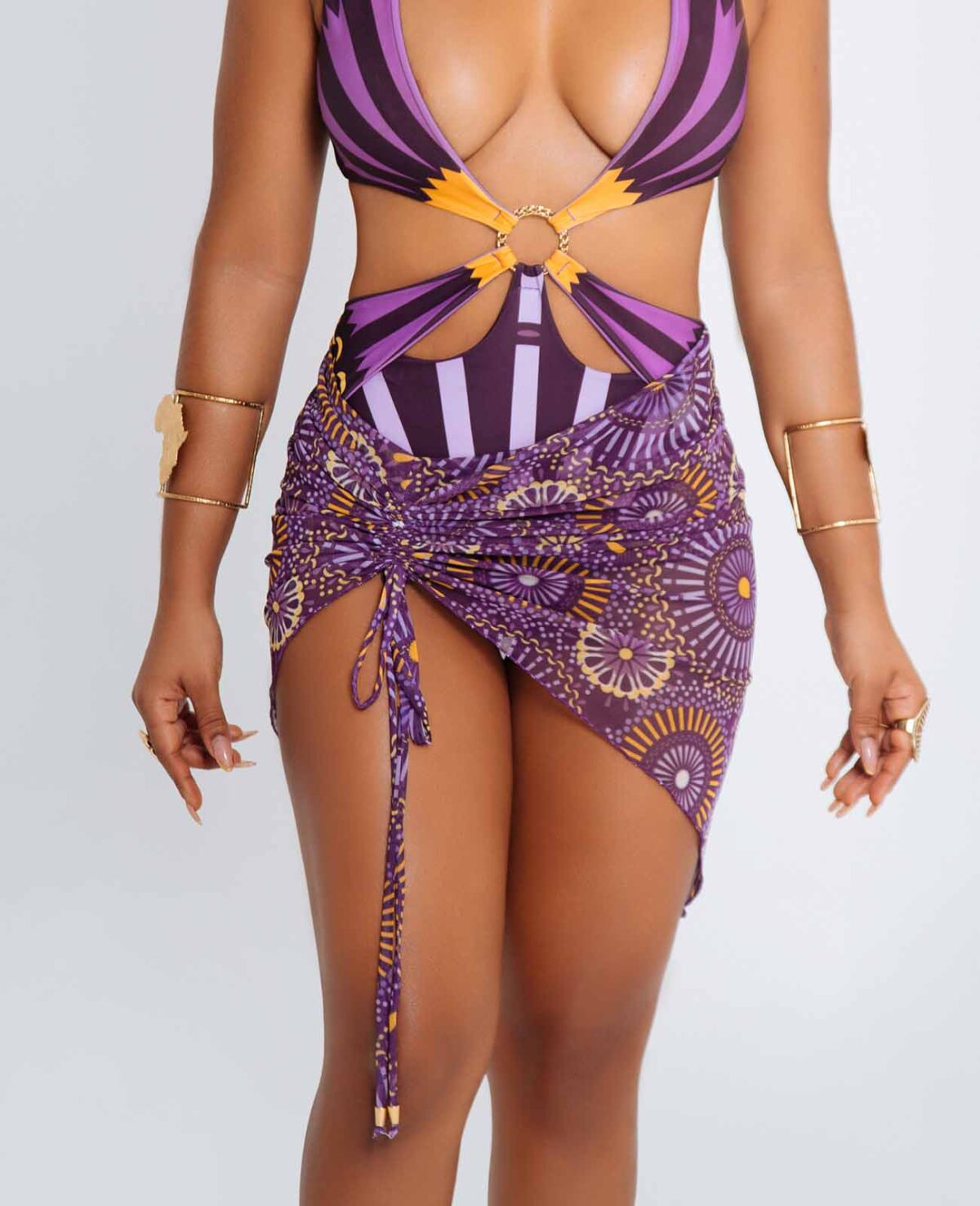 Falda malla Lewa – prenda playa afro corta con estampado kente en tonos cálidos, cintura elástica y corte en A, diseñada por Ibeyis en Cartagena