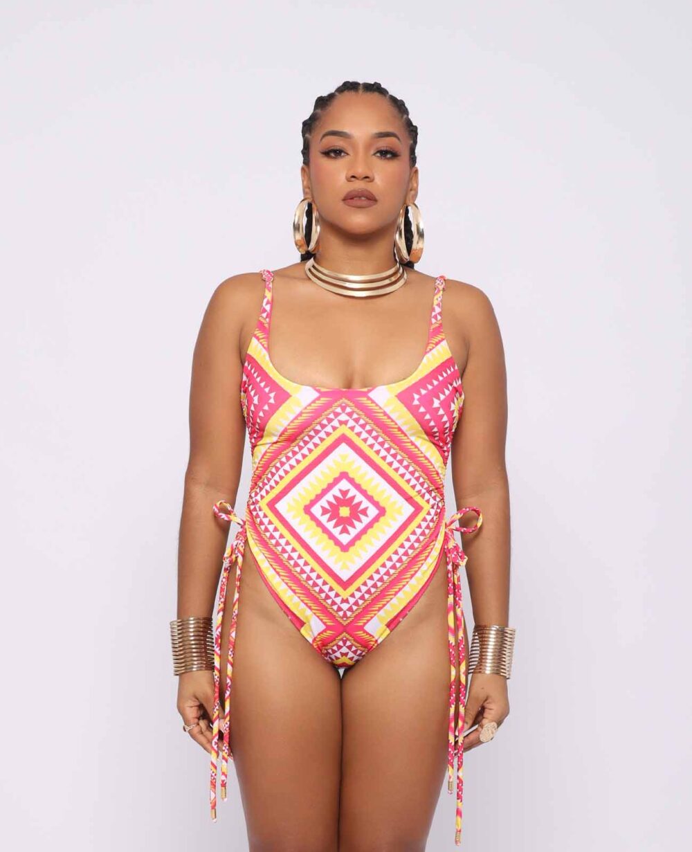Imany – body/enterizo afro halter con estampado kente en tonos cálidos, escote cruzado y cintura anudable, colección Ibeyis