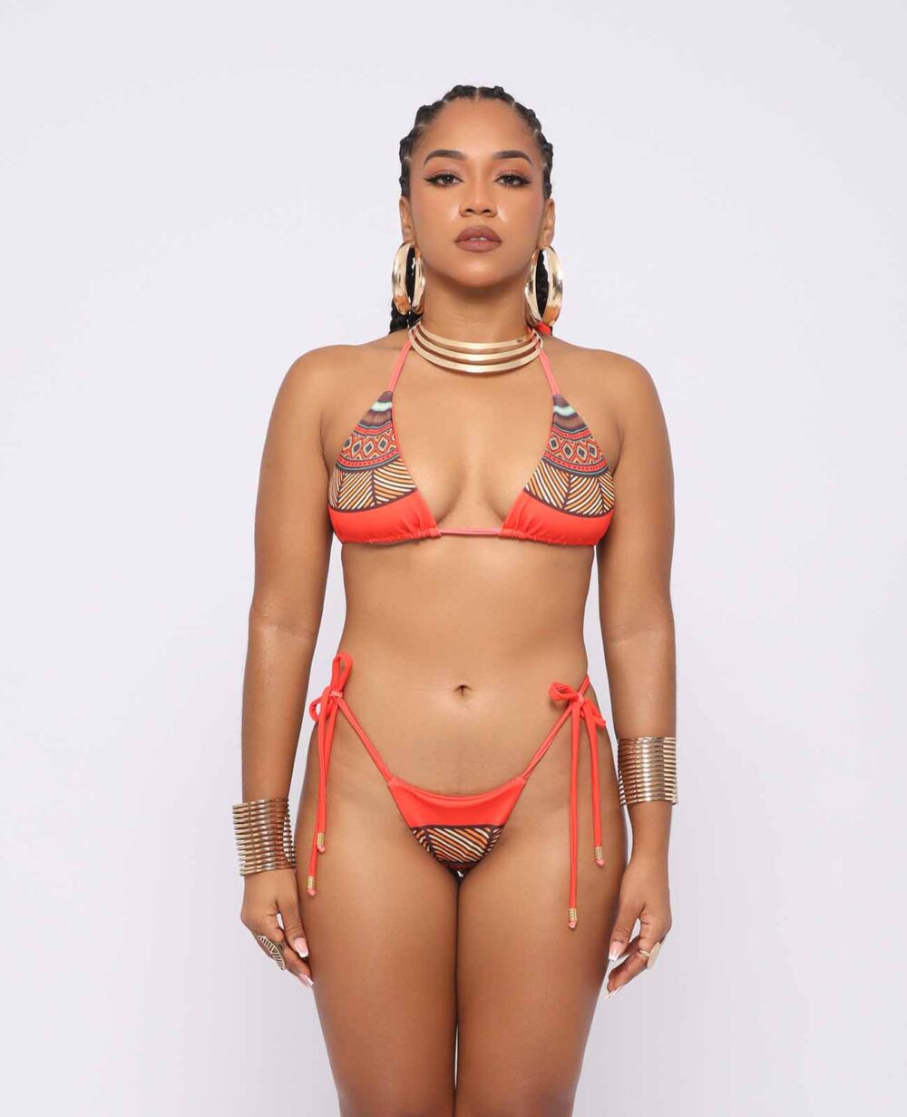 Imary – bikini dos piezas afro con top bandeau y braguita media, estampado kente en tonos cálidos, diseñado por Ibeyis en Cartagena