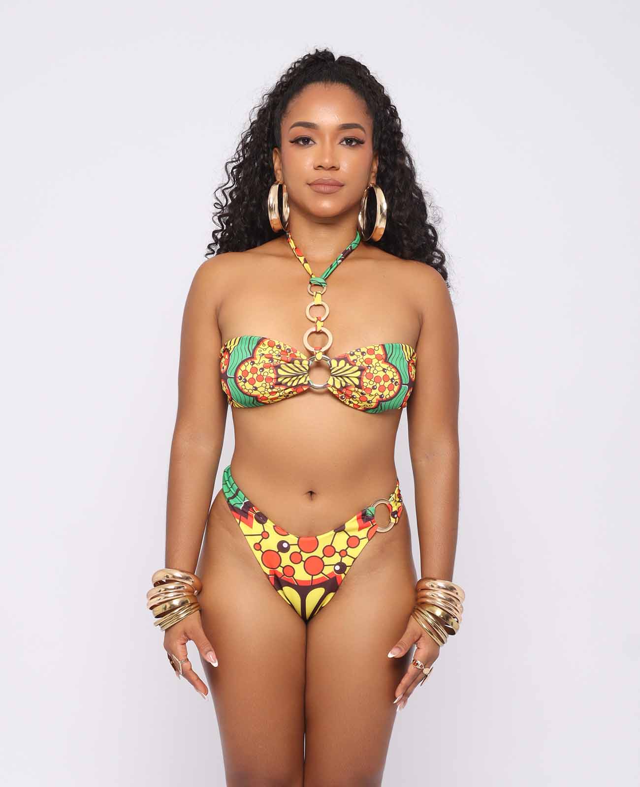 Isha Amarillo – bikini dos piezas afro con top bandeau y braguita media, estampado kente en tonos amarillo-anaranjado, diseñado por Ibeyis en Cartagena