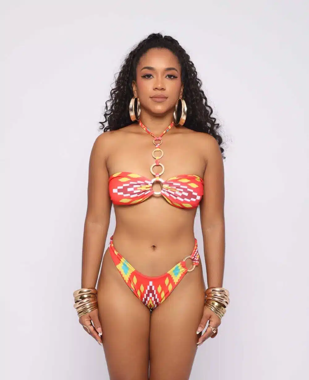 Isha – bikini dos piezas afro con top bandeau y braguita media, estampado kente en tonos cálidos, diseñado por Ibeyis en Cartagena