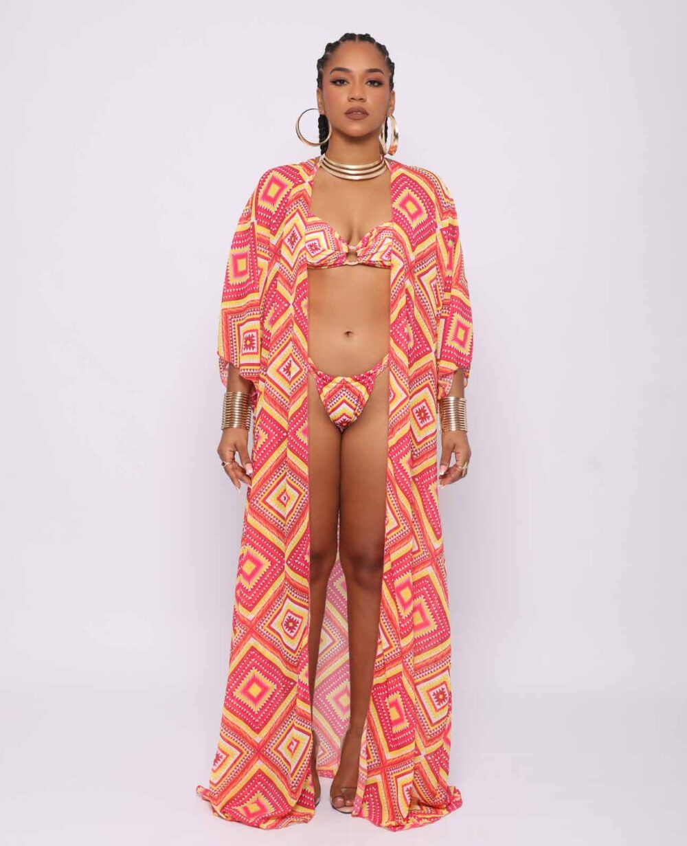 Kimono Aisha – prenda de playa afro larga con estampado kente en tonos cálidos, mangas amplias y cintura ajustable, diseñado por Ibeyis en Cartagena