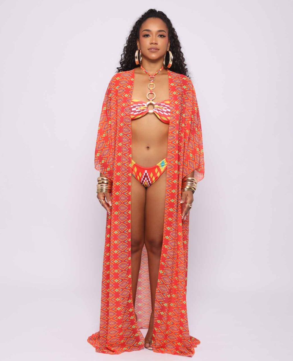 Kimono Amira – prenda de playa afro larga con estampado kente en tonos cálidos, mangas amplias y cintura ajustable, diseñado por Ibeyis en Cartagena