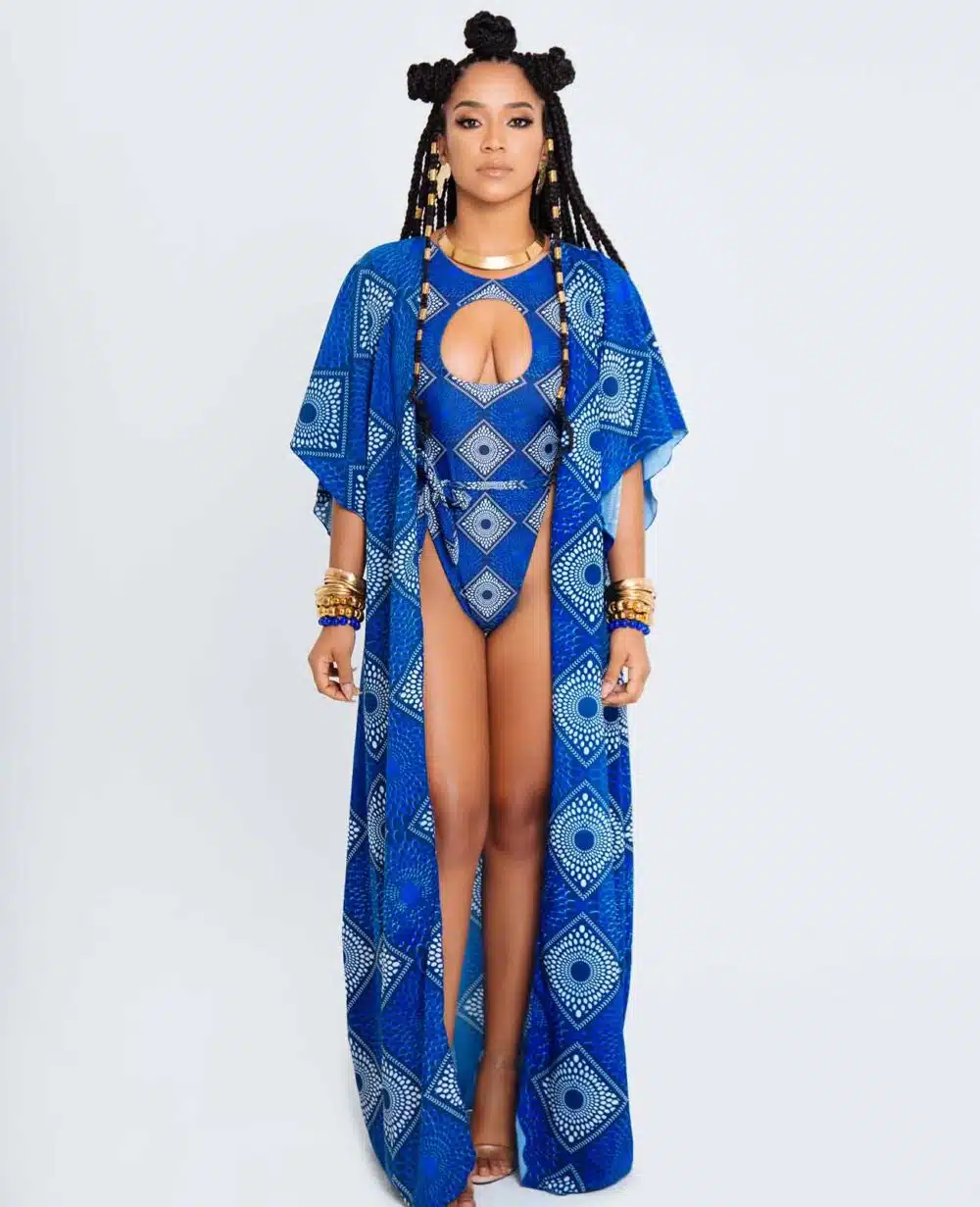 Assi – kimono de playa afro largo con estampado kente vibrante, mangas amplias y cintura ajustable, diseñado por Ibeyis en Cartagena