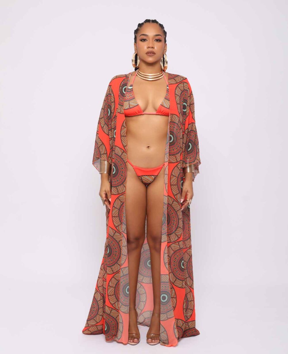 Kimono Imara – prenda de playa afro larga con estampado kente vibrante, mangas amplias y cintura ajustable, diseñado por Ibeyis en Cartagena