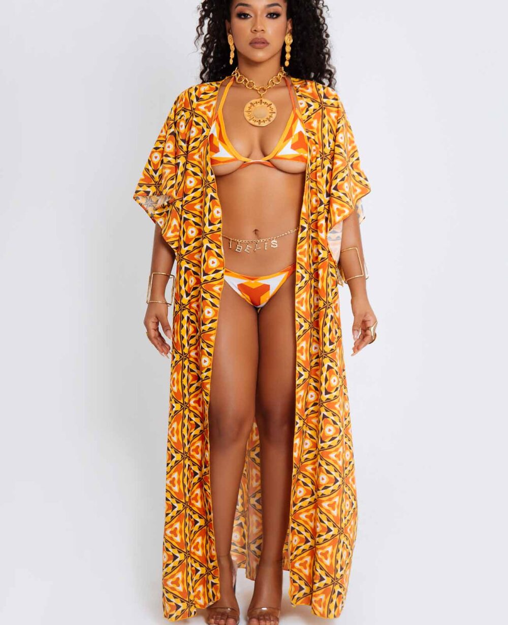 Ori – kimono de playa afro largo con estampado kente en tonos tierra, mangas amplias y cintura ajustable, diseñado por Ibeyis en Cartagena