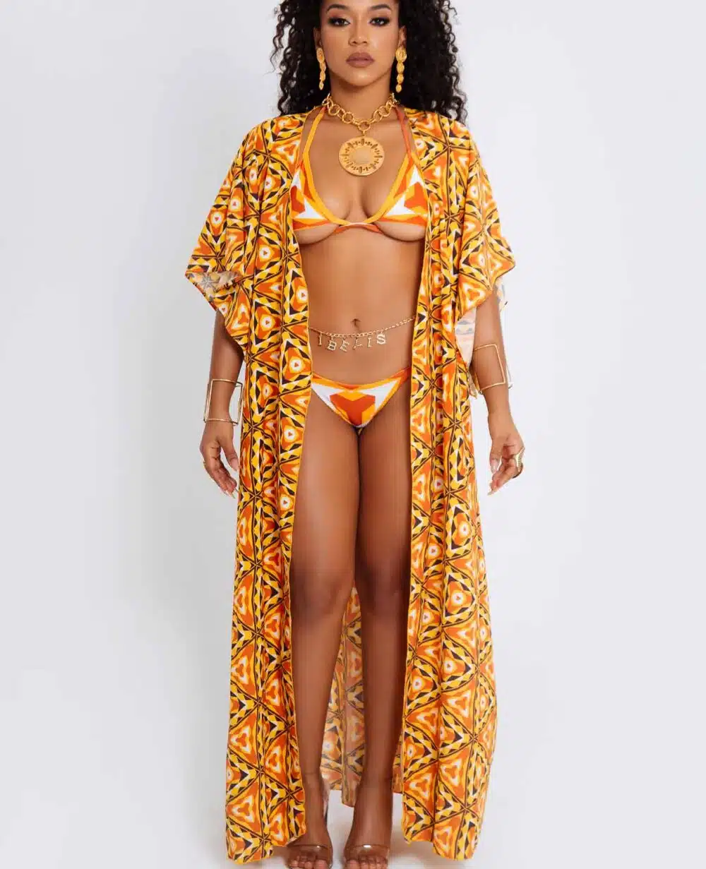 Ori – kimono de playa afro largo con estampado kente en tonos tierra, mangas amplias y cintura ajustable, diseñado por Ibeyis en Cartagena
