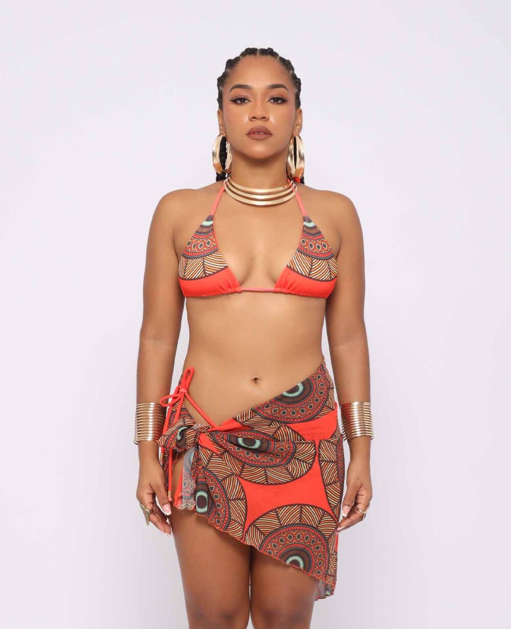 Pareo Imara – prenda de playa afro larga con estampado kente en tonos cálidos, borde desflecado y cierre de nudo, diseñado por Ibeyis en Cartagena