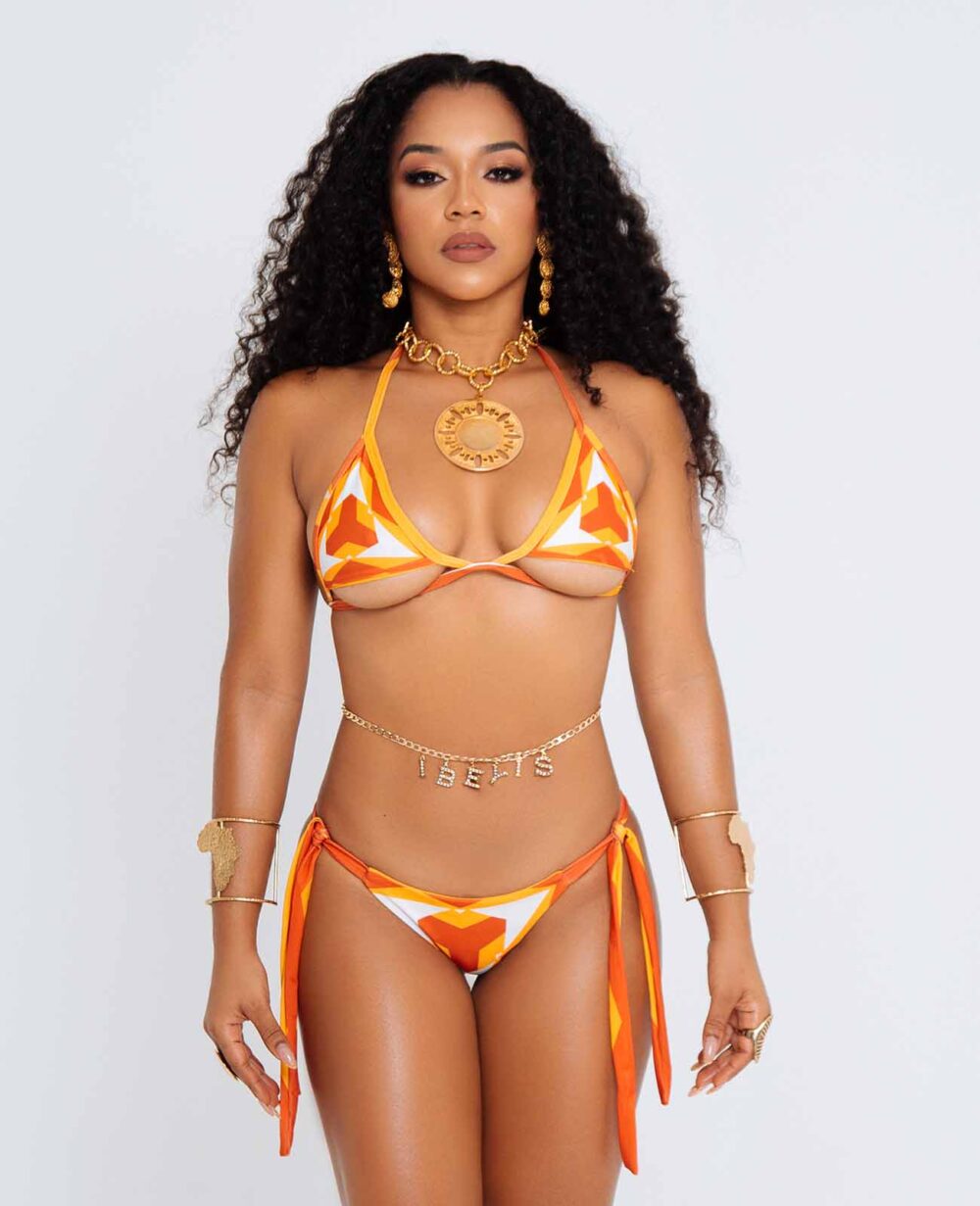 Safiya Essence – bikini sexy dos piezas afro con top triángulo ajustable y braguita baja, estampado kente vibrante, diseño Ibeyis 2024