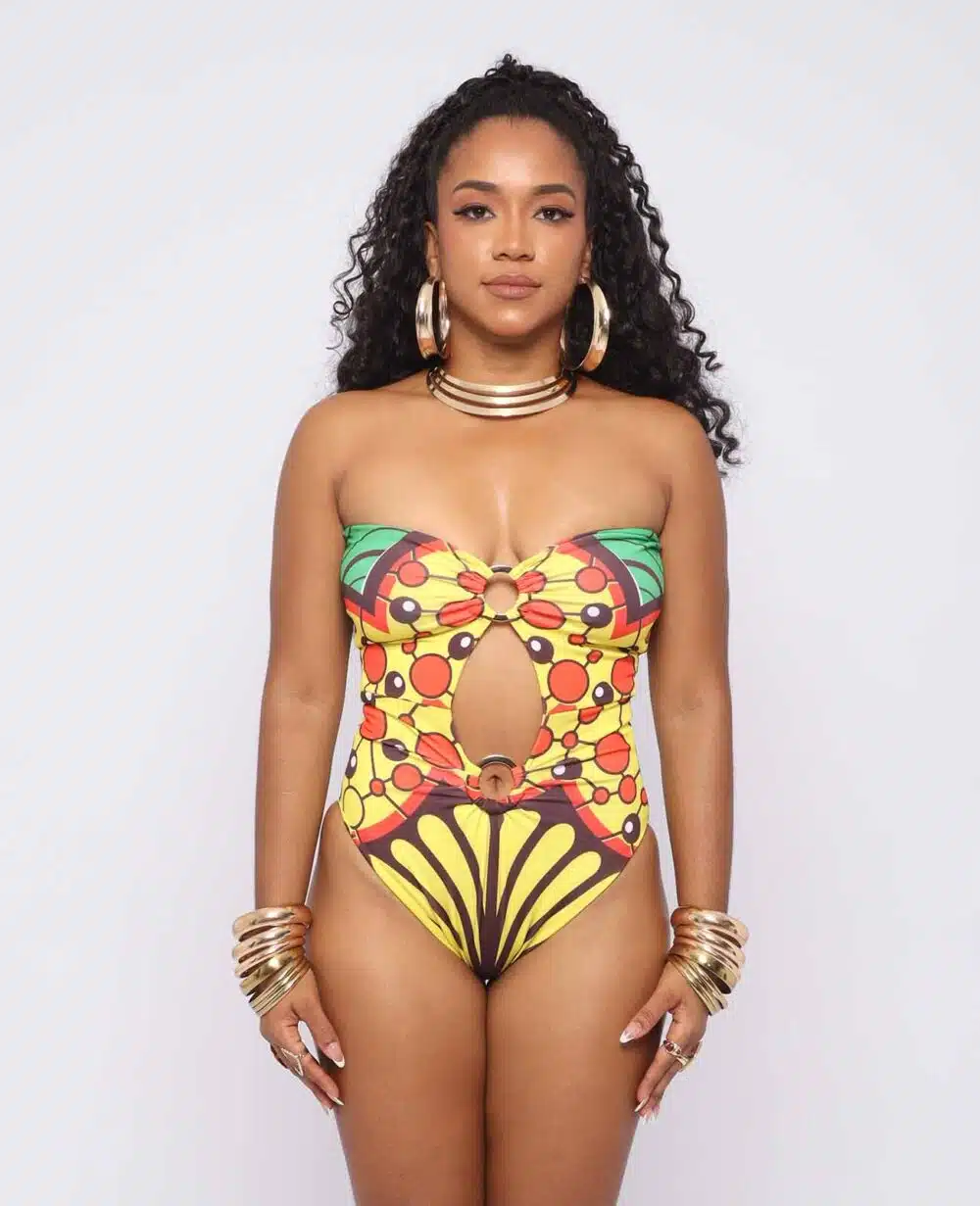 Yami – enterizo afro halter con estampado kente en tonos cálidos, escote cruzado y cintura anudable, colección Ibeyis
