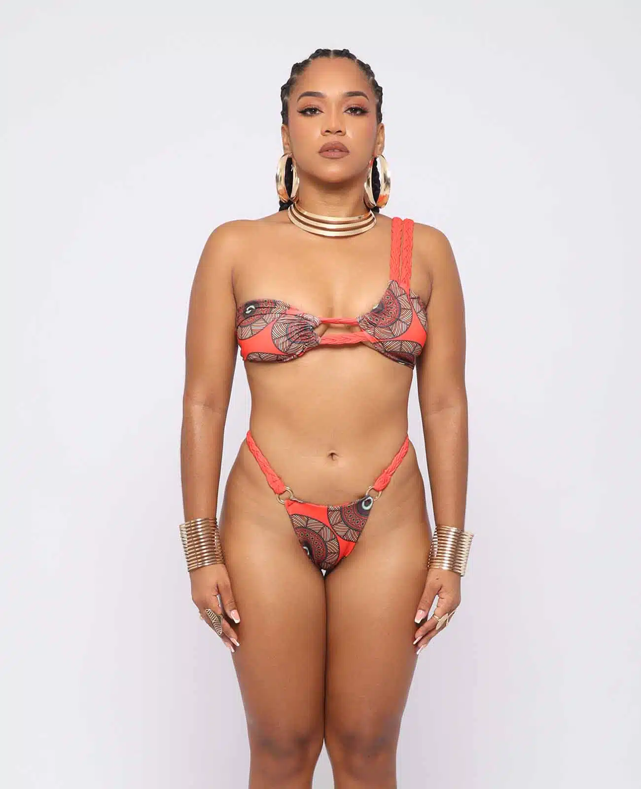 Vestido de baño enterizo afro estampado kente en tonos rojo-anaranjado, escote cruzado y cintura anudable, modelo Ibeyis Uzuri